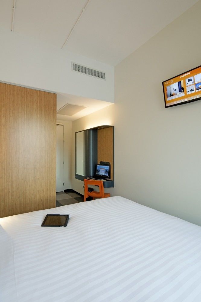 Hotel Easyhotel Amsterdam 2*